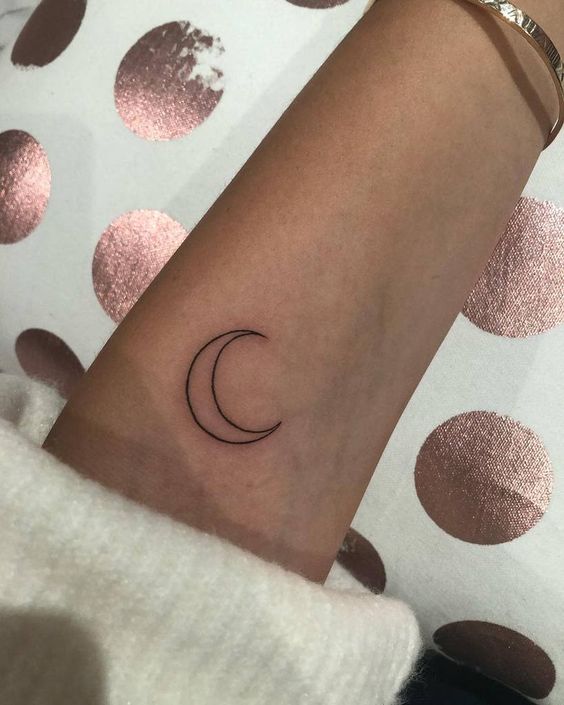 Tatouage Croissant De Lune Minimaliste Sur L'avant Bras