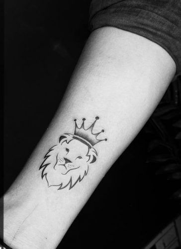 Tatouage Lion Minimaliste Avec Couronne Sur L'avant Bras
