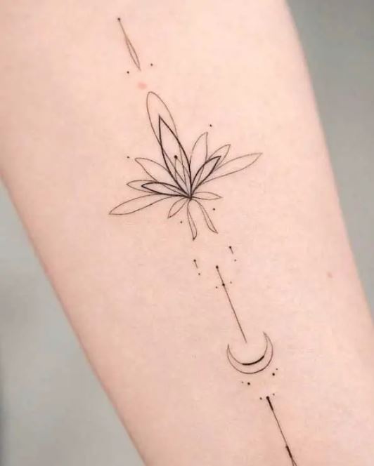 Tatouage Lotus Minimaliste Avec Lune Sur L'avant Bras