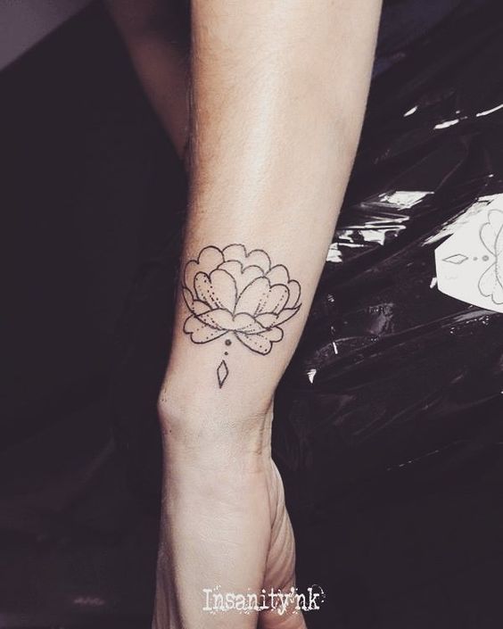Tatouage Pivoine Minimaliste Sur L'avant Bras
