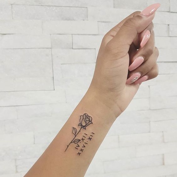 Tatouage Rose Avec Date De Naissance Sur L'avant Bras