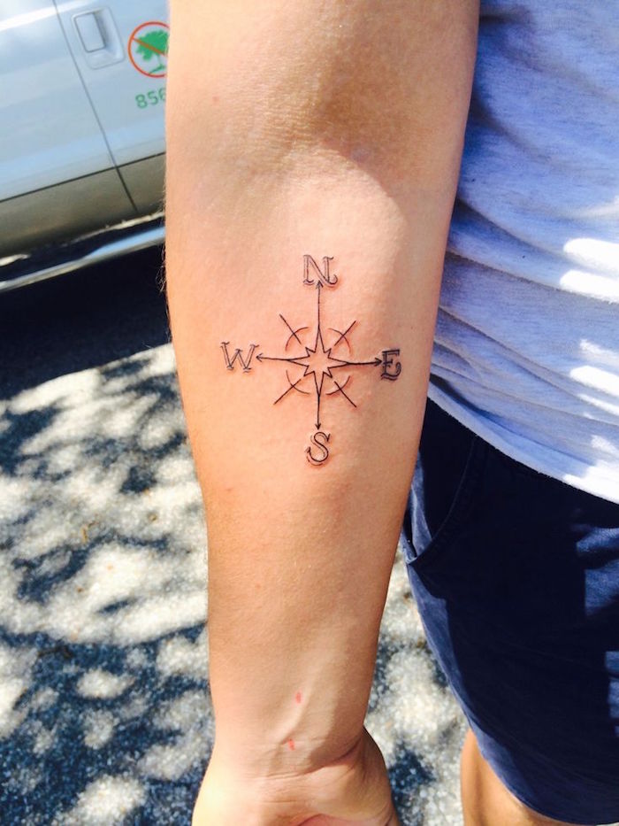 Tatouage Boussole En Lignes Fines Sur L'avant Bras