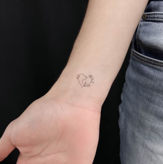 Tatouage Chien Et Fleur Minimalistes Sur Le Poignet