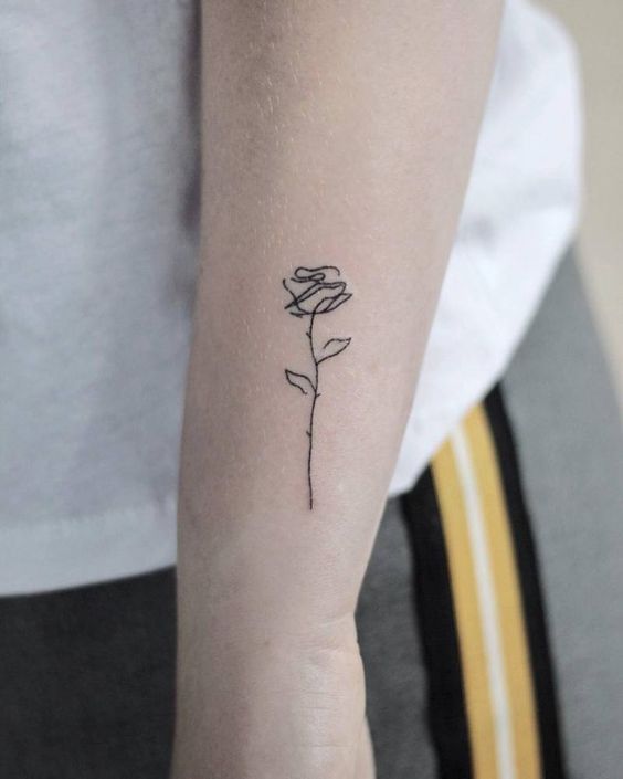 Tatouage Fleur Abstrait Minimaliste Sur L'avant Bras
