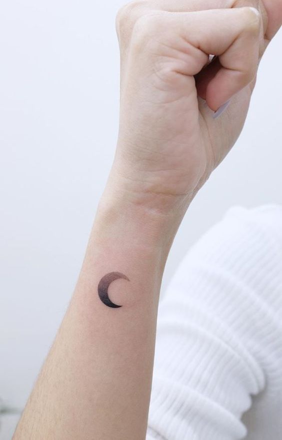 Tatouage Lune Minimaliste Noire Sur Le Poignet