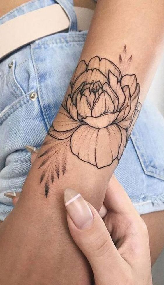 Tatouage Pivoine Et Dotwork Sur L'avant Bras