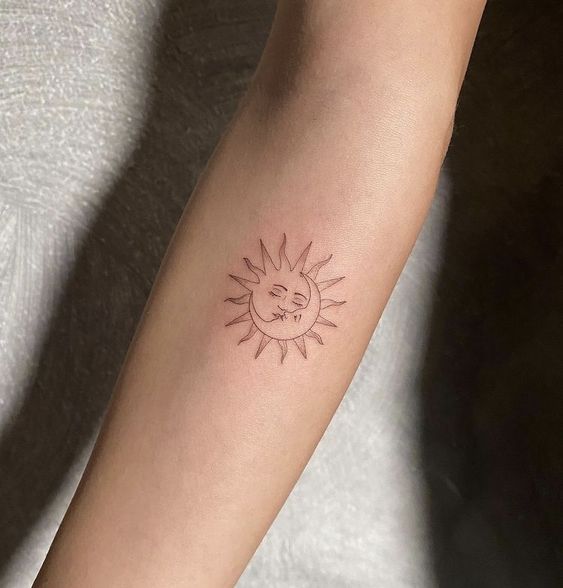 Tatouage Soleil Et Lune En Lignes Fines Sur L'avant Bras