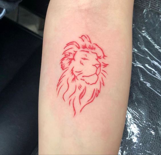 Tatouage Tête De Lion à L'encre Rouge Sur L'avant Bras