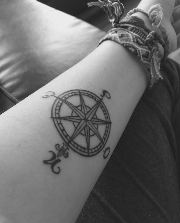 Tatouage Boussole à L'encre Noire Sur L'avant Bras