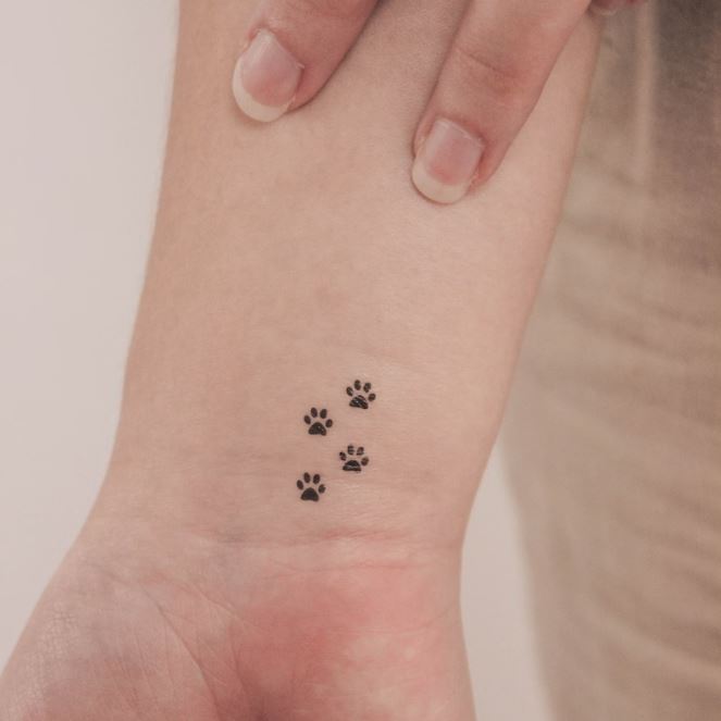 Tatouage Empreintes De Chien Discrètes Sur Le Poignet