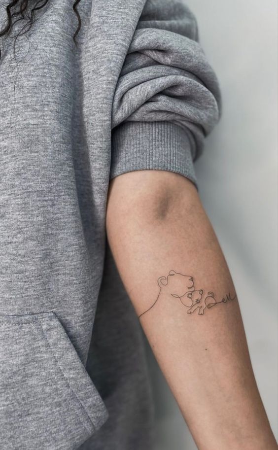 Tatouage Lionne, Lionceau Et Initiale En Trait Unique Sur L'avant Bras