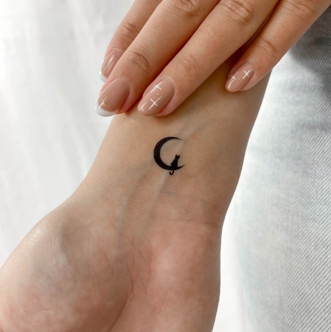 Tatouage Lune Minimaliste Et Chat Sur Le Poignet