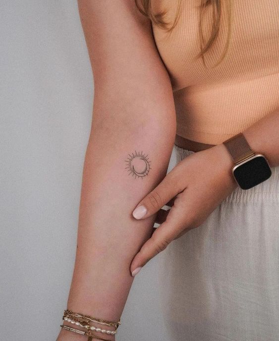 Tatouage Soleil En Tirets Et Lune Sur L'avant Bras