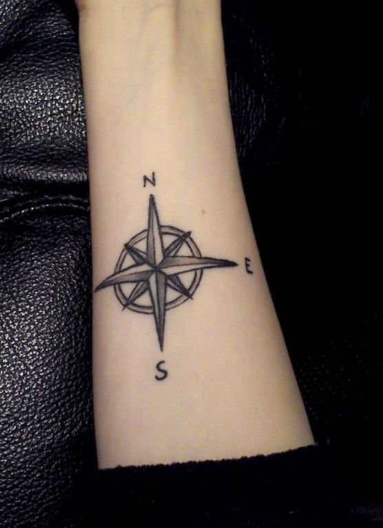 Tatouage Boussole En Forme D'étoile Sur L'avant Bras