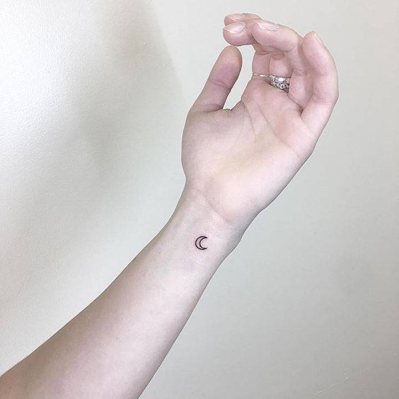 Tatouage Croissant De Lune Discret Sur Le Poignet