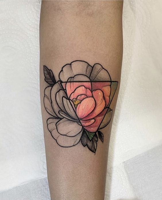 Tatouage Pivoine Et Triangle Coloré Sur L'avant Bras