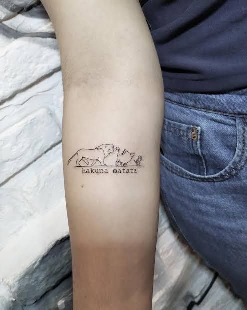 Tatouage Simba, Pumba Et Timon En Lignes Fines Sur L'avant Bras