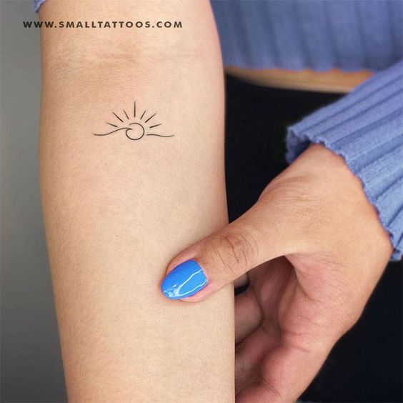 Tatouage Soleil Et Vague Minimalistes Sur L'avant Bras