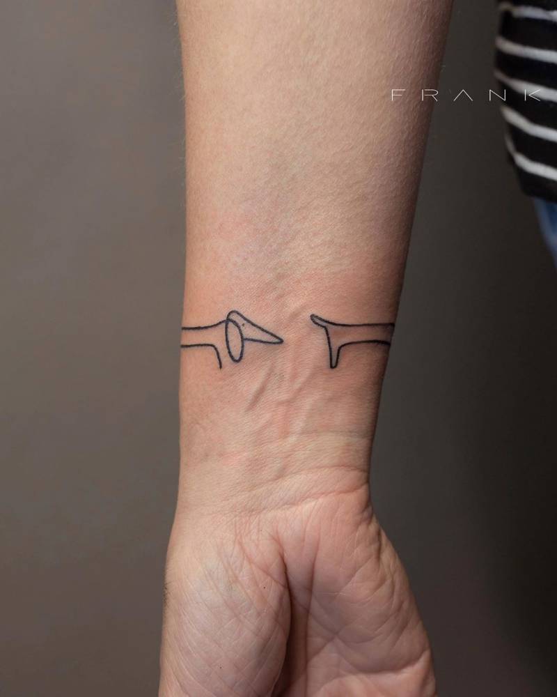 Tatouage Teckel En Bracelet Sur Le Poignet