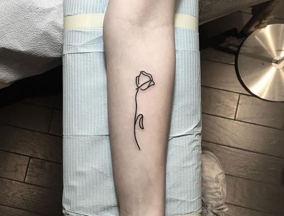 Tatouage Tulipe Minimaliste Sur L'avant Bras