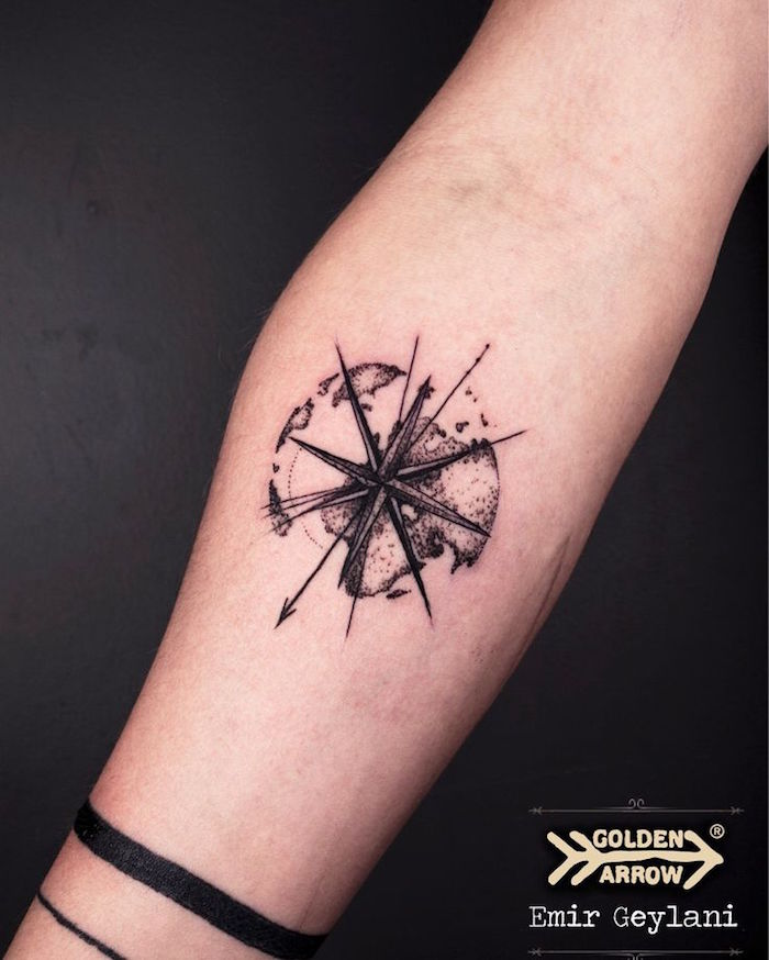 Tatouage Boussole Et Carte Du Monde Sur L'avant Bras