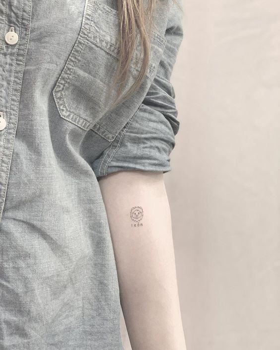 Tatouage Lion Minimaliste Et Mot Leon Sur L'avant Bras
