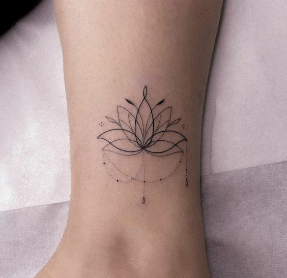 Tatouage Lotus Minimaliste Avec Bijoux Sur Le Poignet