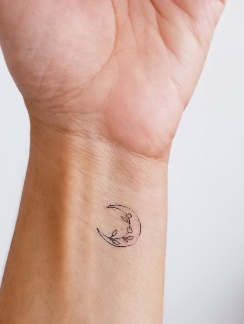 Tatouage Lune Et Fleurs Minimalistes Sur Le Poignet