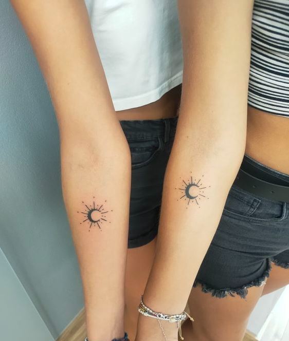 Tatouage Soleil Et Lune Pour Soeurs Sur L'avant Bras