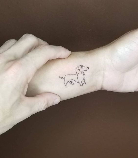 Tatouage Teckel En Lignes Fines Sur Le Poignet