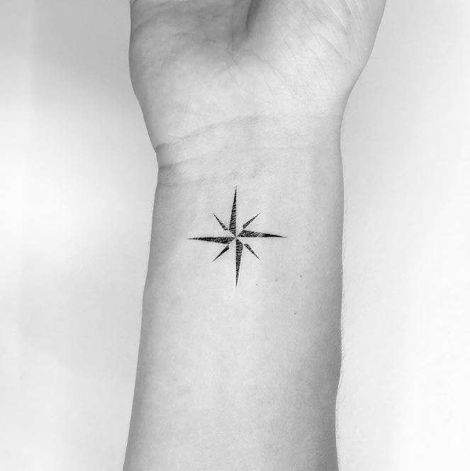 Tatouage Boussole Rose Des Vents Sur Le Poignet