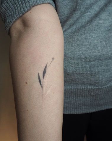 Tatouage Feuilles Noires Et Blanches Minimalistes Sur L'avant Bras