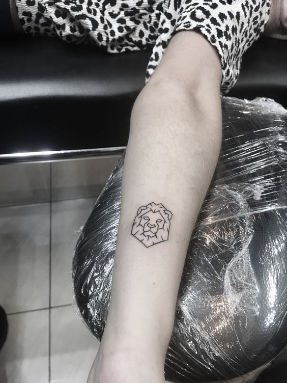 Tatouage Lion Minimaliste Géométrique Sur L'avant Bras