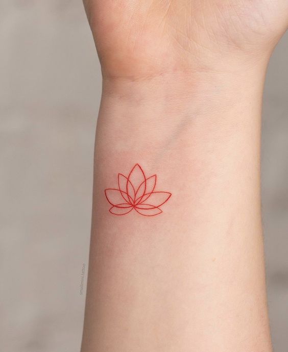 Tatouage Lotus Minimaliste Rouge Sur Le Poignet