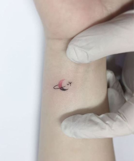 Tatouage Lune Et Avion Minimaliste Sur Le Poignet