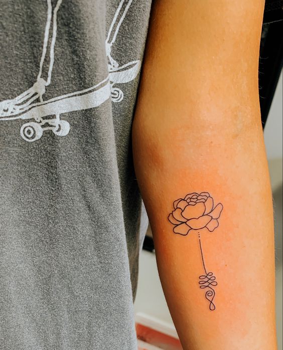 Tatouage Pivoine Minimaliste Et Unalome Sur L'avant Bras