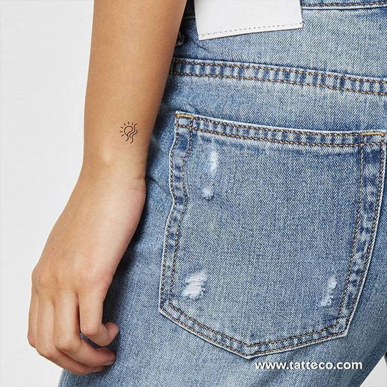 Tatouage Soleil Et Vagues Discrets Sur Le Poignet