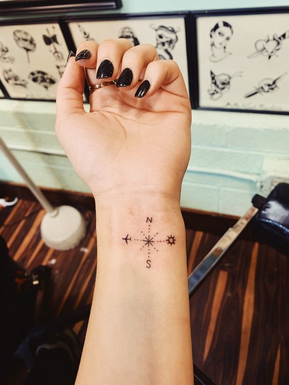 Tatouage Boussole Minimaliste Avec Avion Et Soleil Sur Le Poignet
