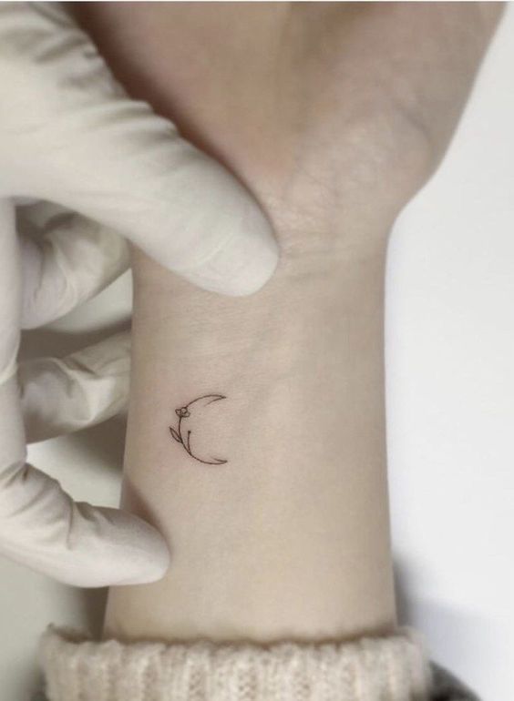 Tatouage Fleurs Minimalistes En Forme De Lune Sur Le Poignet