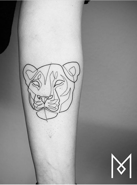 Tatouage Lionne En Trait Unique Sur L'avant Bras