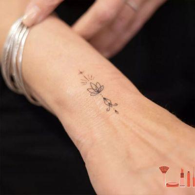 Tatouage Lotus Minimaliste Avec Soleil Sur Le Poignet
