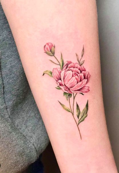 Tatouage Pivoines Rouges Discrètes Sur L'avant Bras