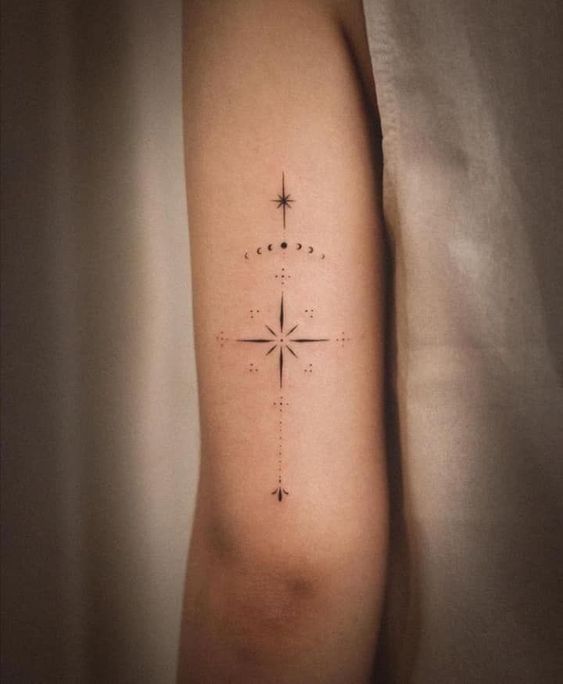 Tatouage Boussole Minimaliste, Lunes Et étoile Sur Le Bras