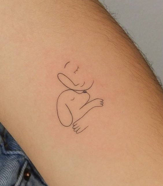 Tatouage Chiot Et Femme Minimalistes Sur L'avant Bras