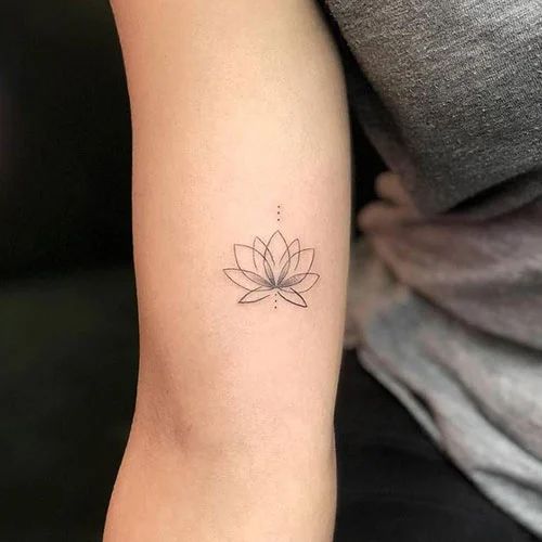 Tatouage Lotus Minimaliste Avec Dots Sur Le Bras