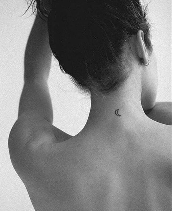 Tatouage Lune Minimaliste Discrète Sur La Nuque