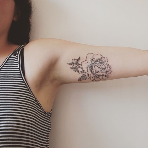 Tatouage Pivoines Minimalistes Sur Le Bras