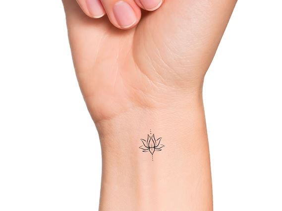 Tatouage Lotus Discret Sur Le Poignet