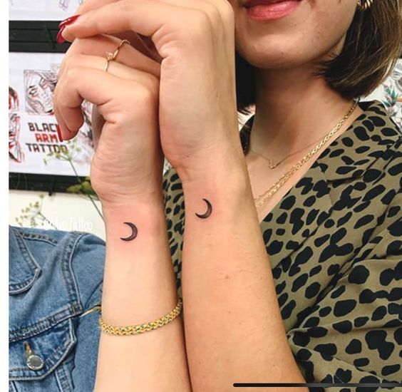 Tatouage Lune Minimaliste Pour Soeur Sur Le Poignet
