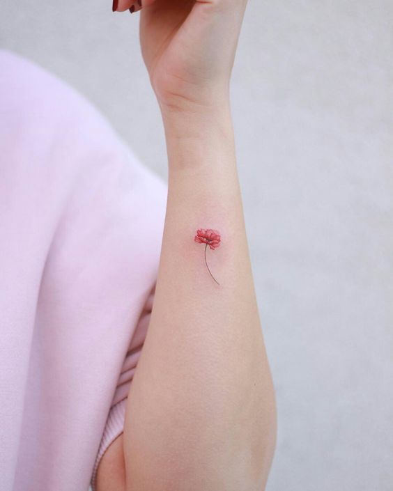 Tatouage Pivoine Minimaliste Rouge Sur L'avant Bras